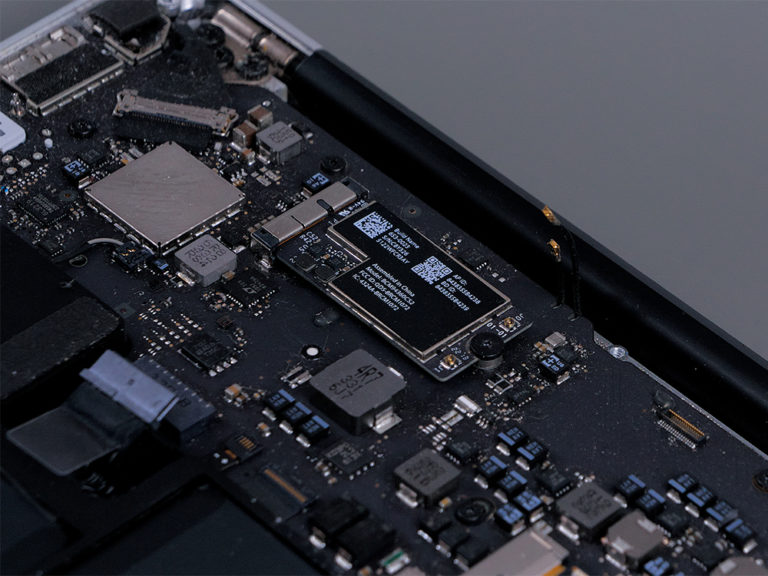 MacBook Air A1466 (Mid 2013 – 2017) wifi en bluetooth kaart vervangen